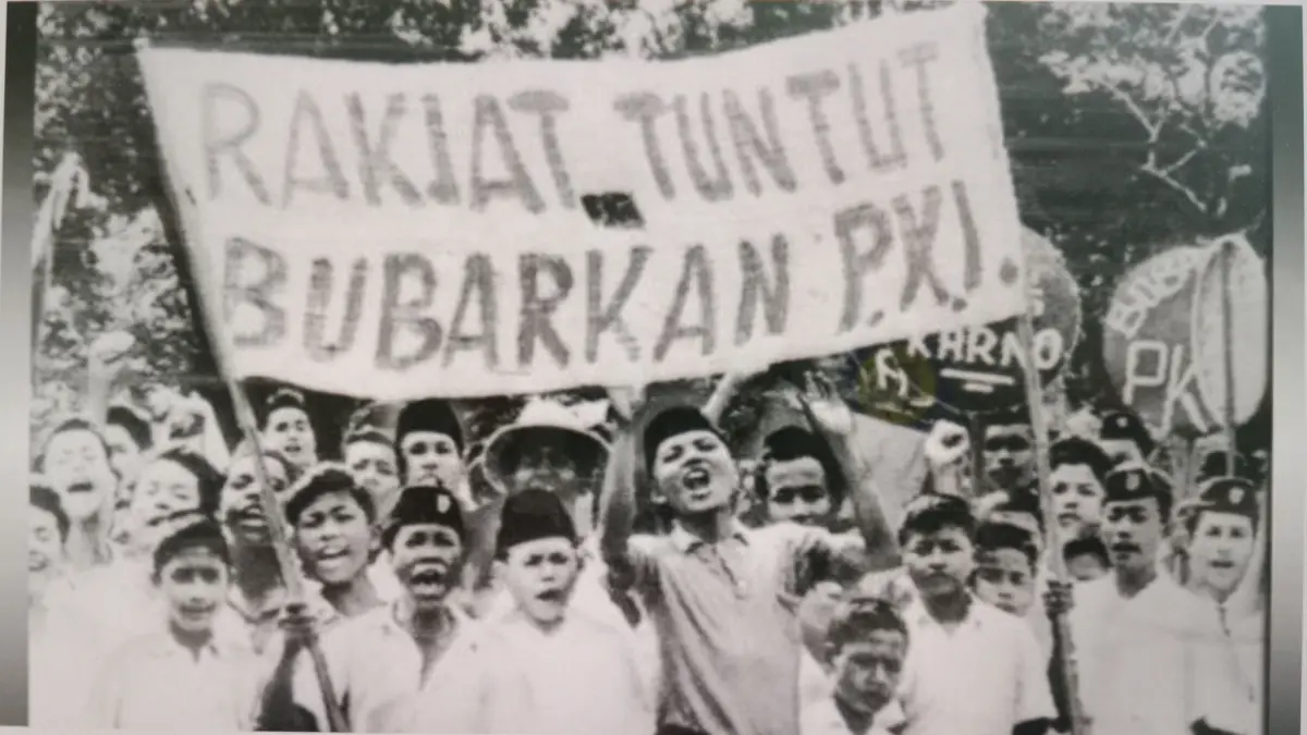 PERGERAKAN: Aksi pemuda pelajar yang menuntut pembubaran PKI di akhir masa pemerintahan Orde Lama. (koleksi Ayuhanafig for JPRM)