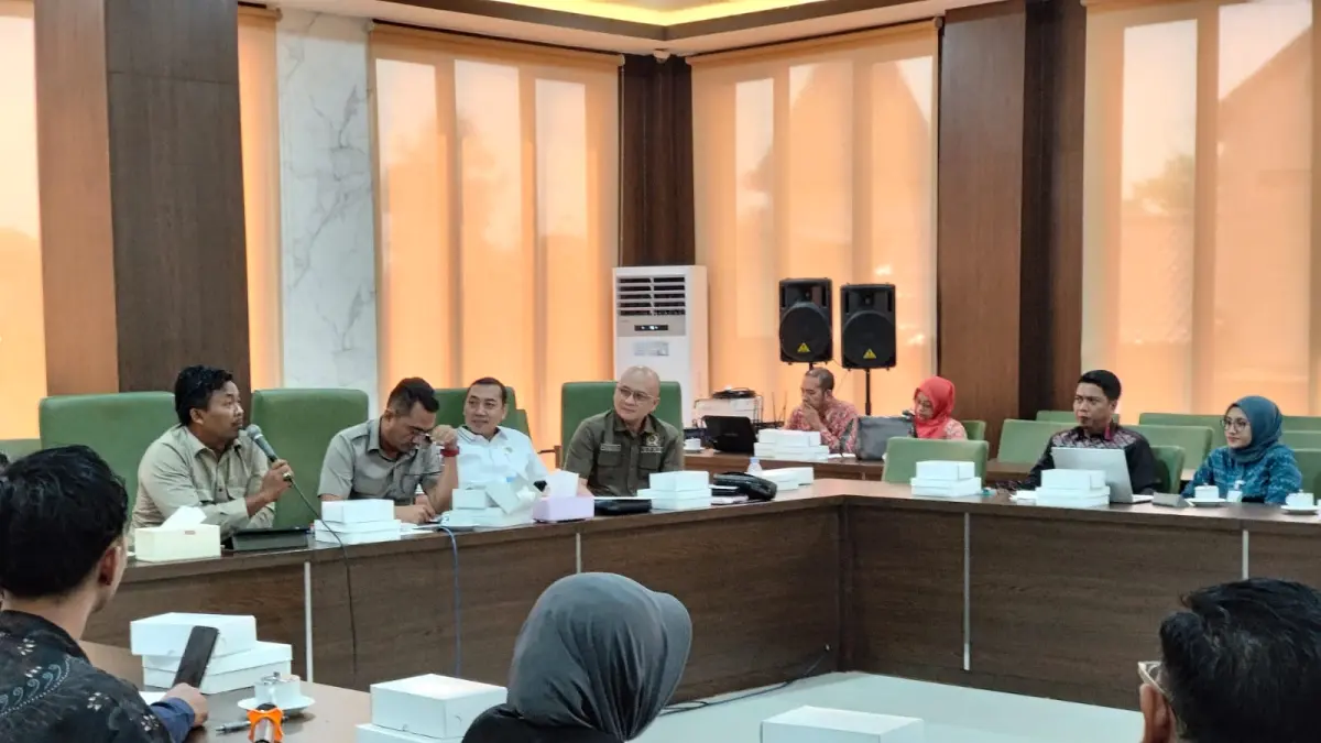 BERI ATENSI: Kepala BPJS Ketenagakerjaan Cabang Mojokerto Imam Haryono Safii saat mengikuti RDP bersama Komisi IV DPRD Kabupaten Mojokerto atas perlindungan tenaga kerja, 16 April lalu.