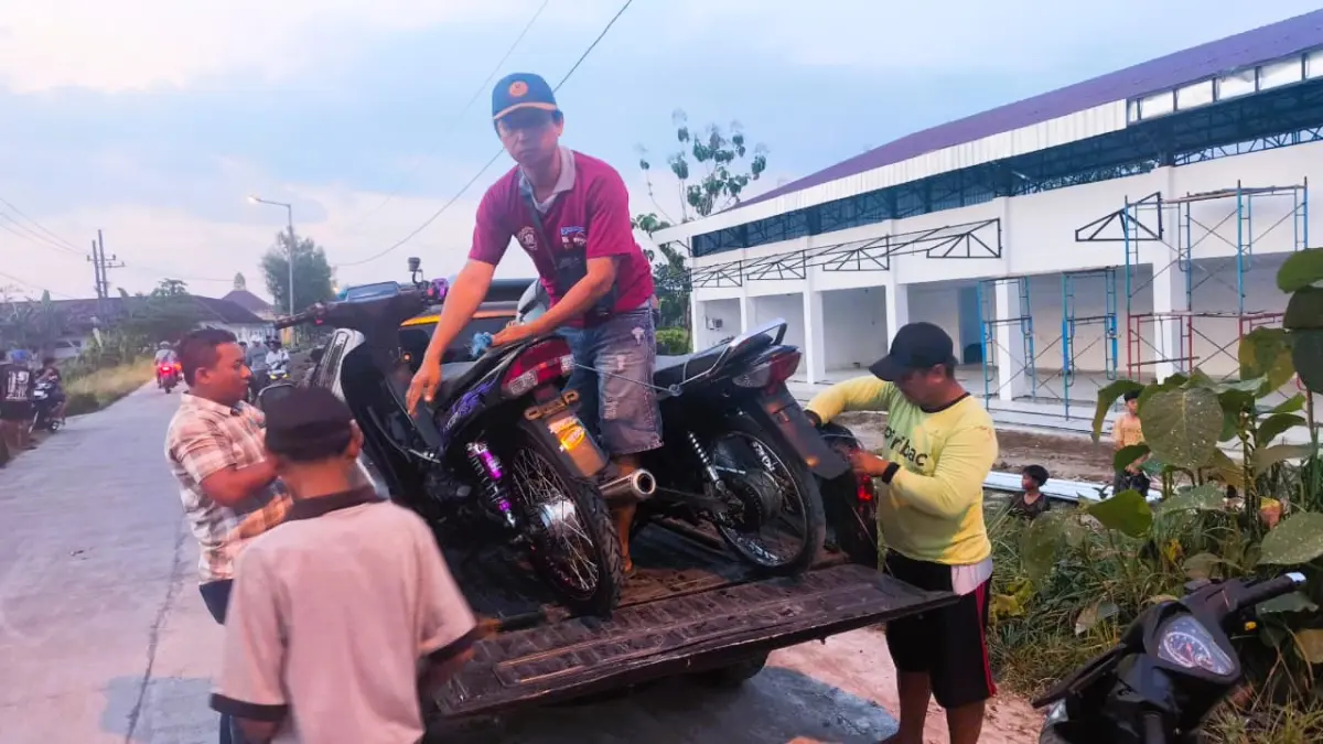 DIANGKUT: Petugas Polsek Gedeg dibantu warga mengamankan barang bukti aksi balap liar di Jalan Raya Desa Berat Wetan, Kecamatan Gedeg, Rabu (13/5) petang. Ok-ris // vad