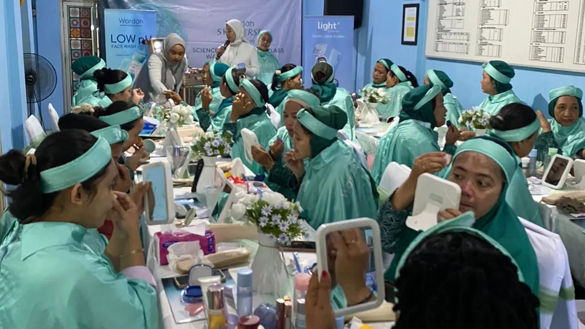 RUANG KREATIF: Salah satu kegiatan peserta yang pernah dilakukan sebelumnya mempraktikkan bagaimana menggunakan peralatan dan produk kecantikan yang benar, sehat, dan cantik. Ok-ris