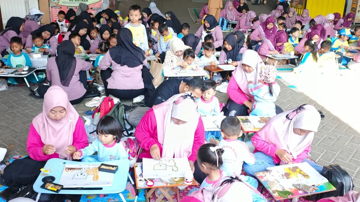 SELEKSI KARYA: Pelaksanaan lomba kolase sekaligus fingerpaint dalam event Gebyar PAUD Ceria 2026 bersama Ning Hanna yang digelar di Taman Ghanjaran, Desa Ketapanrame, Kecamatan Trawas, Selasa (12/5). Ok-ris