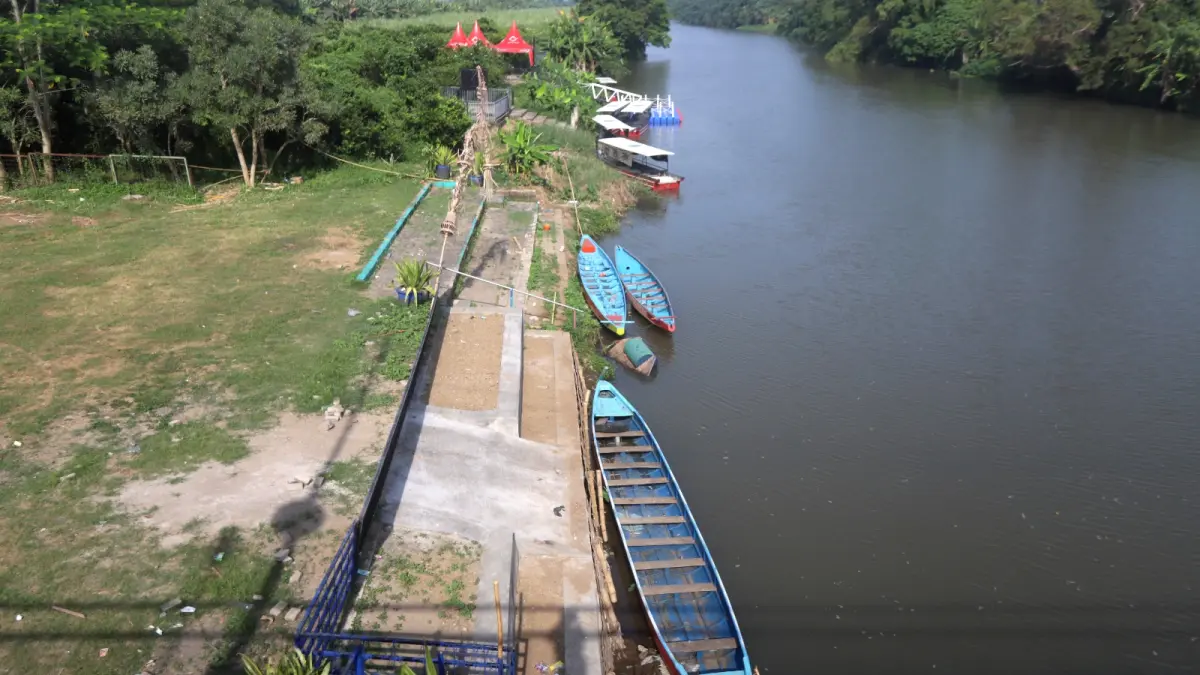TAK DIMINATI: Dermaga apung plastik di kawasan Sungai Ngotok, Taman Bahari Mojopahit (TBM), Prajurit Kulon, Kota Mojokerto, jadi jujukan para pemancing. Kemarin (14/5), kendati memasuki hari libur keagamaan, namun tidak tampak petugas maupun wisatawan di lokasi. 
