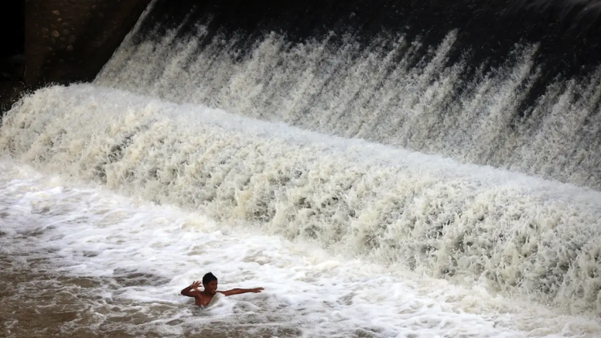 TURUN-TEMURUN: Seorang bocah bermain air usai melompat dari atas Dam Sungai Brangkal berada di antara kawasan Kelurahan Surodinawan, Kecamatan Prajurit Kulon, dan Kelurahan Miji, Kecamatan Kranggan, kemarin (15/5). Warga setempat mengimbau agar selama berenang selalu waspada dan hati-hati. (Sofan JPRM)