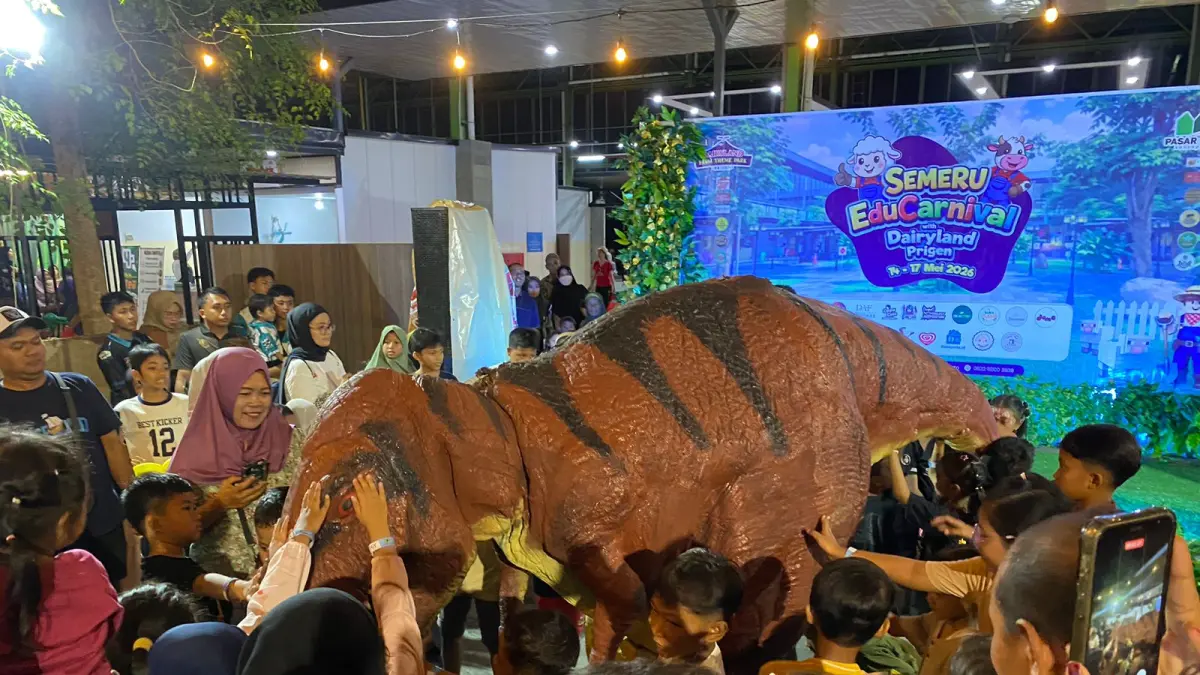ADRENALIN: Pengunjung melihat dan interaksi langsung dengan T-Rex. (Dodik JPRM)