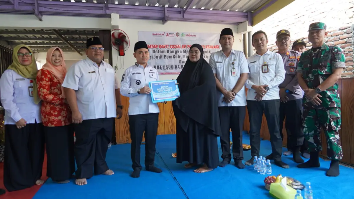 BAKSOS: Bupati Mojokerto Muhammad Albarraa didampingi Direktur RSUD RA Basuni dr Rasyid Salim, S.P, Kj menyerahkan bantuan sosial kepada pengelola pondok 99 di Kecamatan Kemlagi, Rabu (13/5) pagi. 