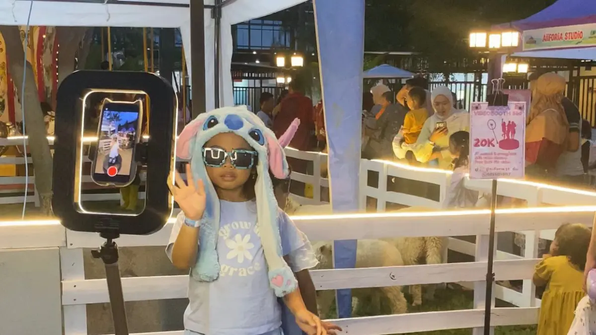 BERGAYA: Pengunjung bisa berfoto ria atau merekam melalui shoot video area Semeru Educarnival With Dairyland Prigen.