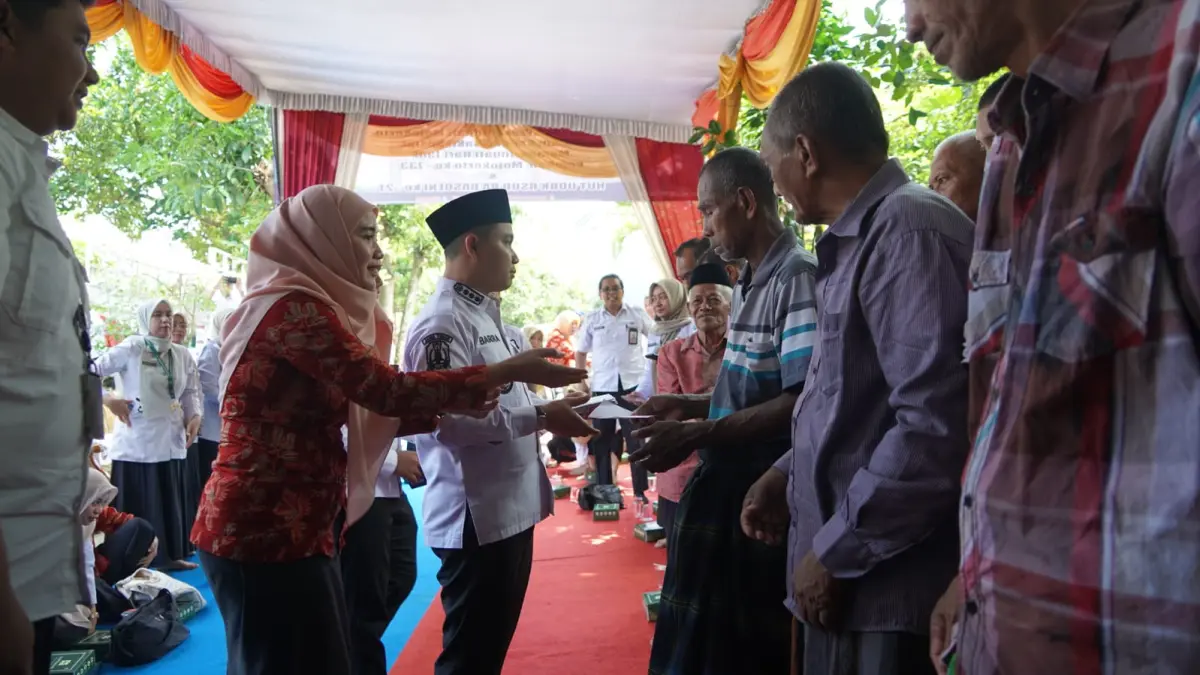 Bupati Mojokerto Muhammad Albarraa menyapa penghuni pondok 99 Kecamatan Kemlagi, Rabu (13/5). 