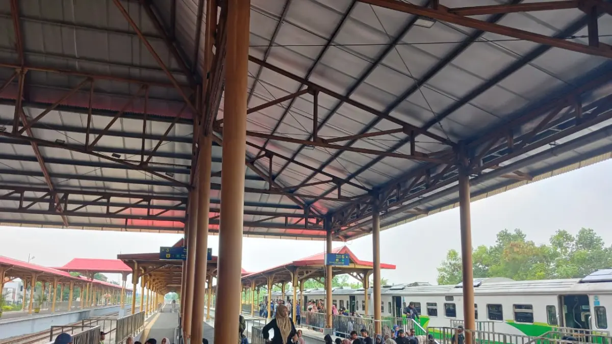 DIMINATI: Pengguna kereta api di Stasiun Mojokerto meningkat selama libur panjang Kenaikan Yesus Kristus pekan ini. (Adi JPRM)