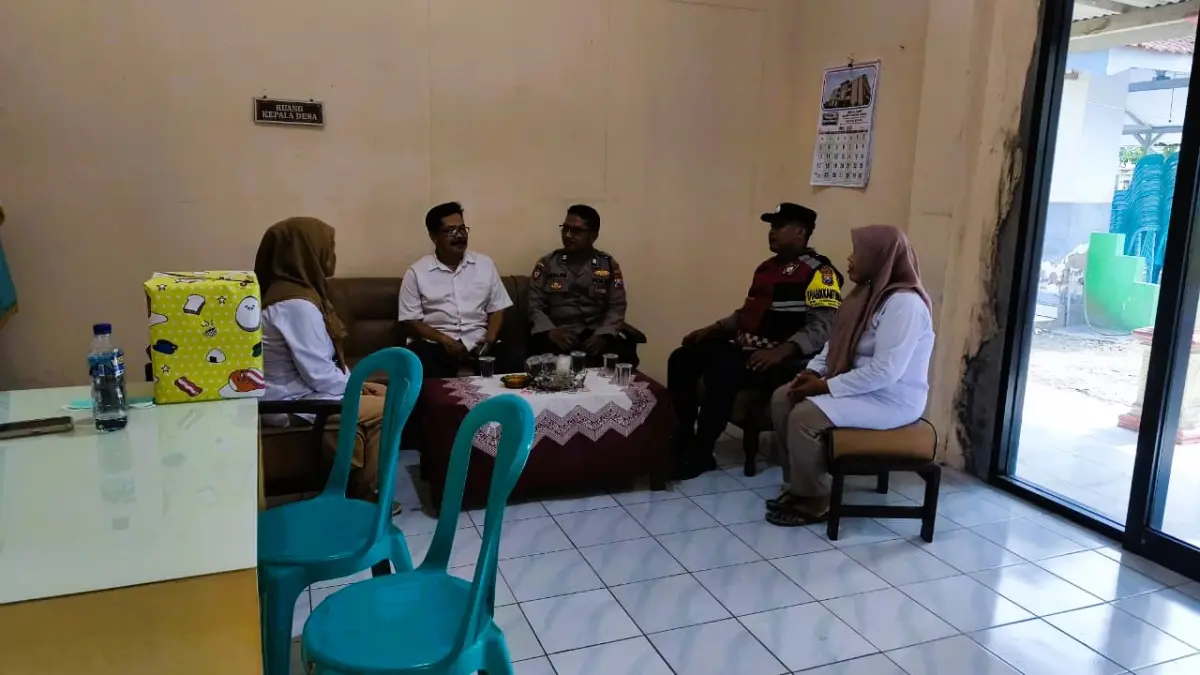 KOLABORATIF: Personel Polsek Gedeg menggandeng Pemdes Beratwetan untuk mencegah kembali terjadinya balap liar di lingkungan desa. (Martda JPRM)