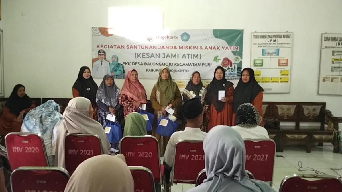 MERINGANKAN BEBAN: Pemdes Balongmojo memberikan santunan kepada janda dan anak yatim. Program ini menjadi agenda tahunan yang konsisten dijalankan selama enam tahun.  (Indah JPRM)