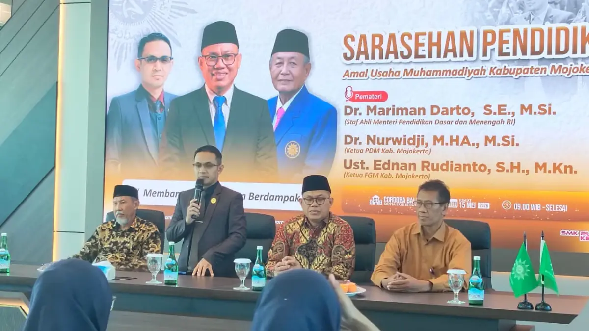 PERCIKAN MOTIVASI: Ketua FGM Kabupaten Mojokerto Ednan Rudianto sekaligus Kepala SMK Mutia Ngoro membuka kegiatan sarasehan pendidikan, kemarin (15/5). (Indah JPRM)