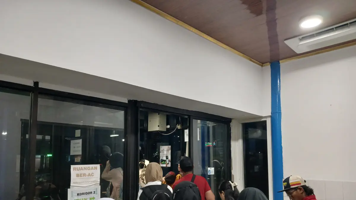 PADAT: Antrean penumpang Transjatim koridor II di halte Terminal Kertajaya, Kota Mojokerto, membeludak setiap Minggu. (Adi JPRM)