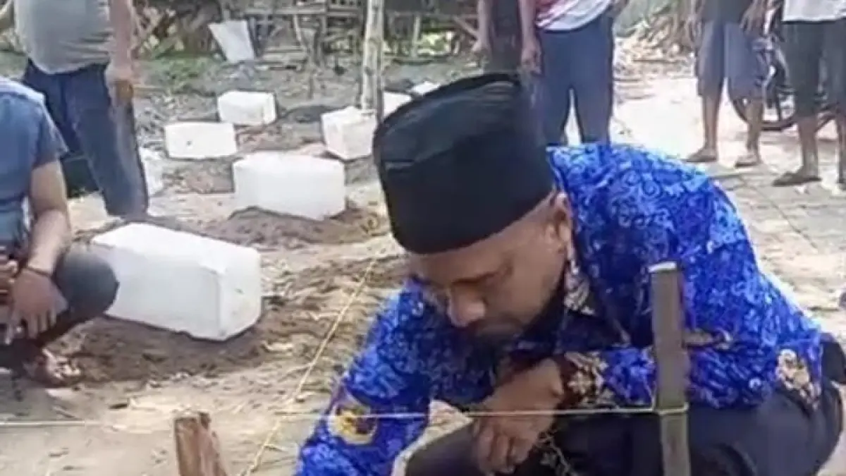 SUKSES: Kepala Desa Sambiroto, Ahmad Farid Ainul Alwi meletakkan batu pertama pembangunan pusat budi daya domba. (dok JPRM)