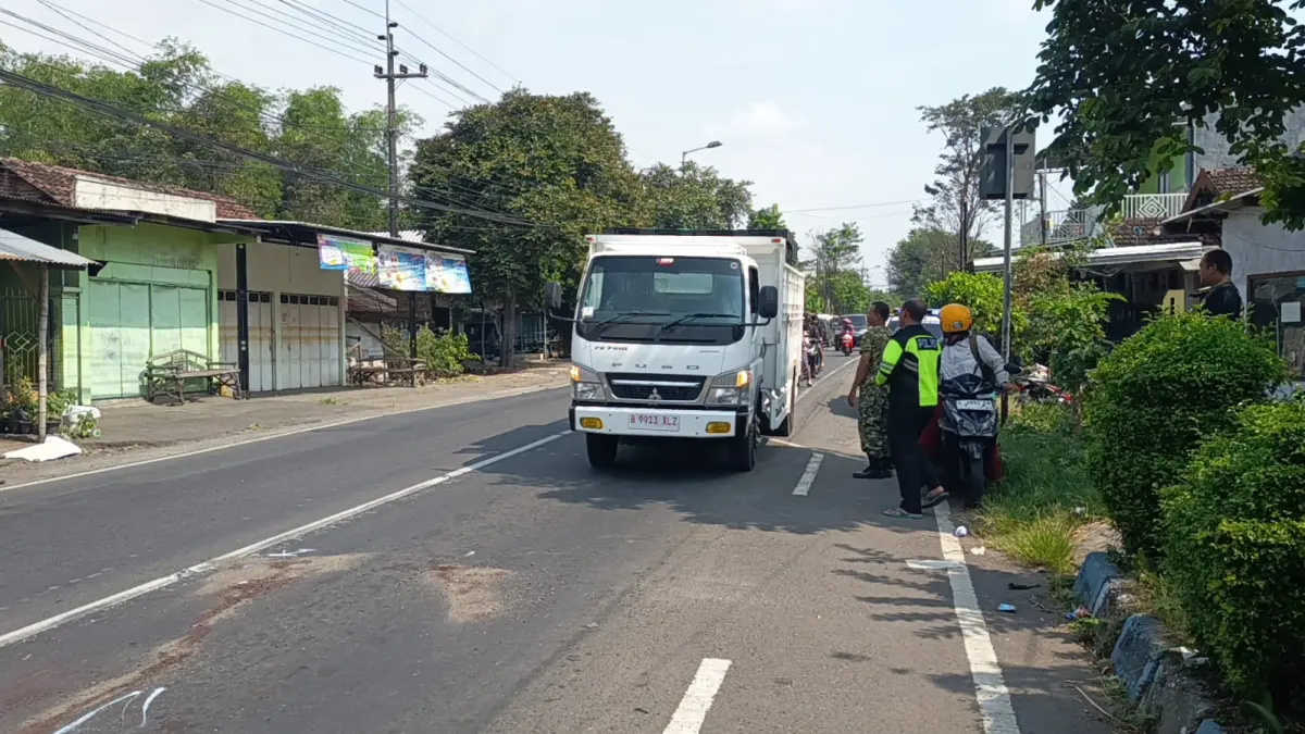 TRAGIS: Truk KDMP yang diduga terlibat insiden kecelakaan lalu lintas dengan motor yang mengakibatkan satu orang meninggal dunia di Jalan Raya Desa Awang-Awang, Kecamatan Mojosari, Kabupaten Mojokerto, Minggu (16/5) siang.&nbsp;(Rizal JPRM)