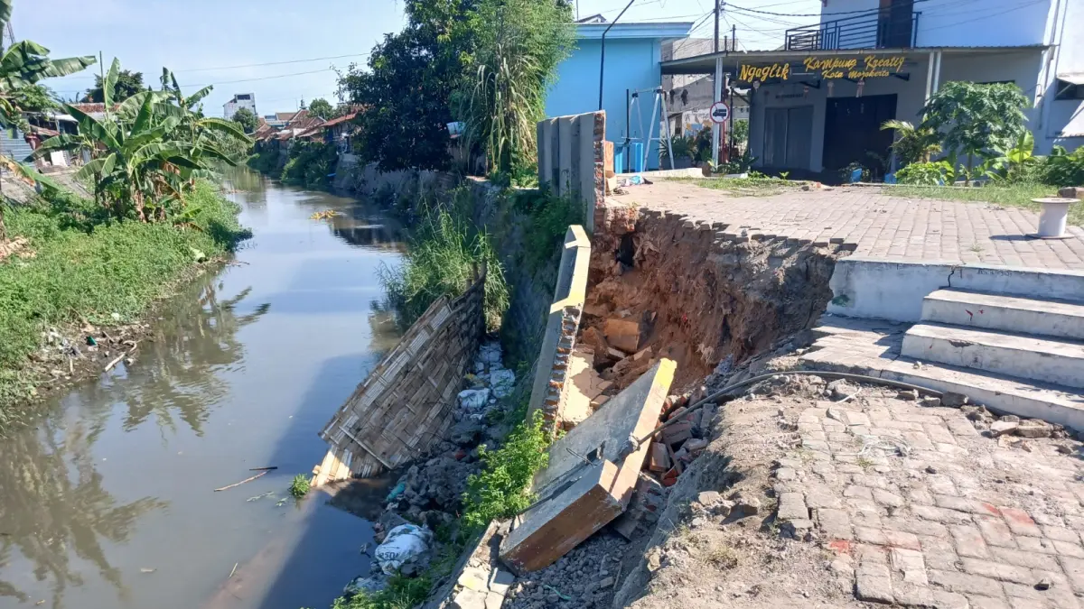ANCAM PERMUKIMAN: Kondisi tanggul Sungai Sadar di Lingkungan Ngaglik, Kelurahan/Kecamatan Kranggan, Kota Mojokerto, yang ambrol sejak dua pekan lalu. (IFoto// adi)