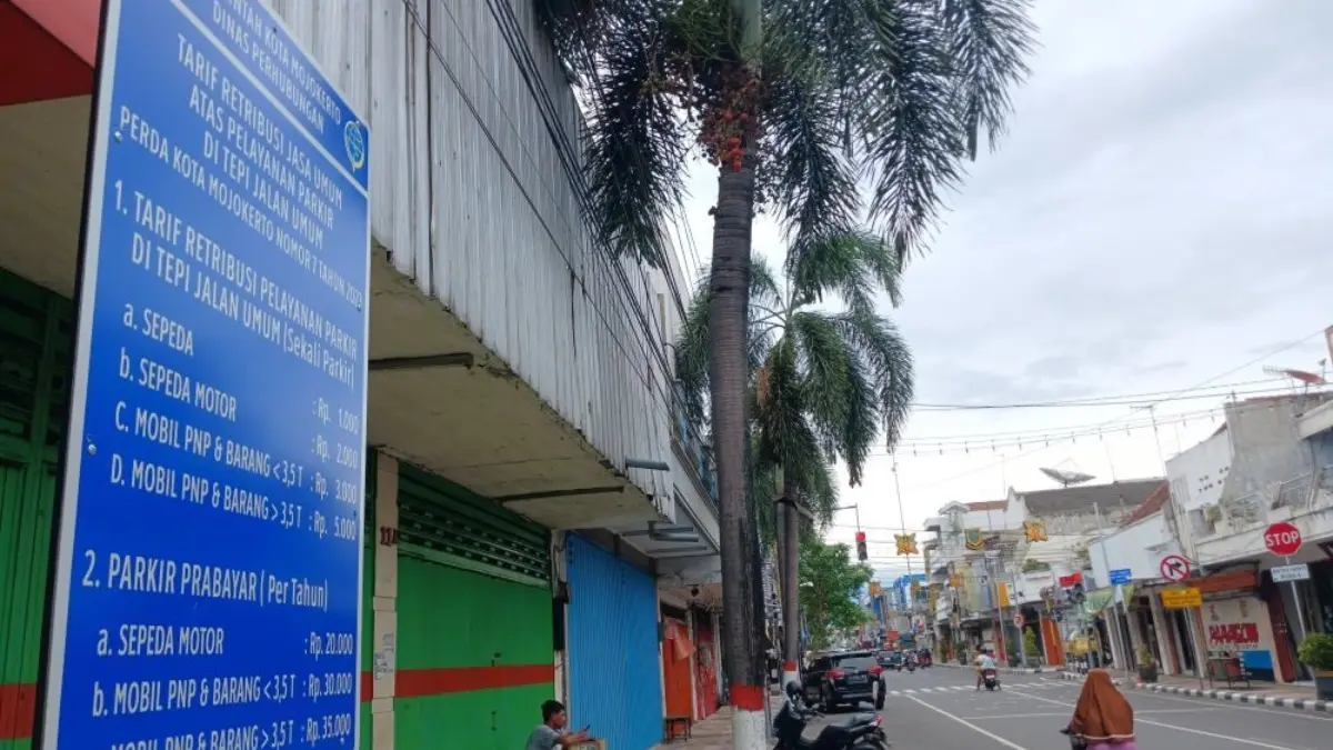DISOAL: Plakat tarif parkir umum dan parkir berlangganan (prabayar) yang dipasang Dinas Perhubungan Kota Mojokerto di Jalan Mojopahit. (Foto// adi)