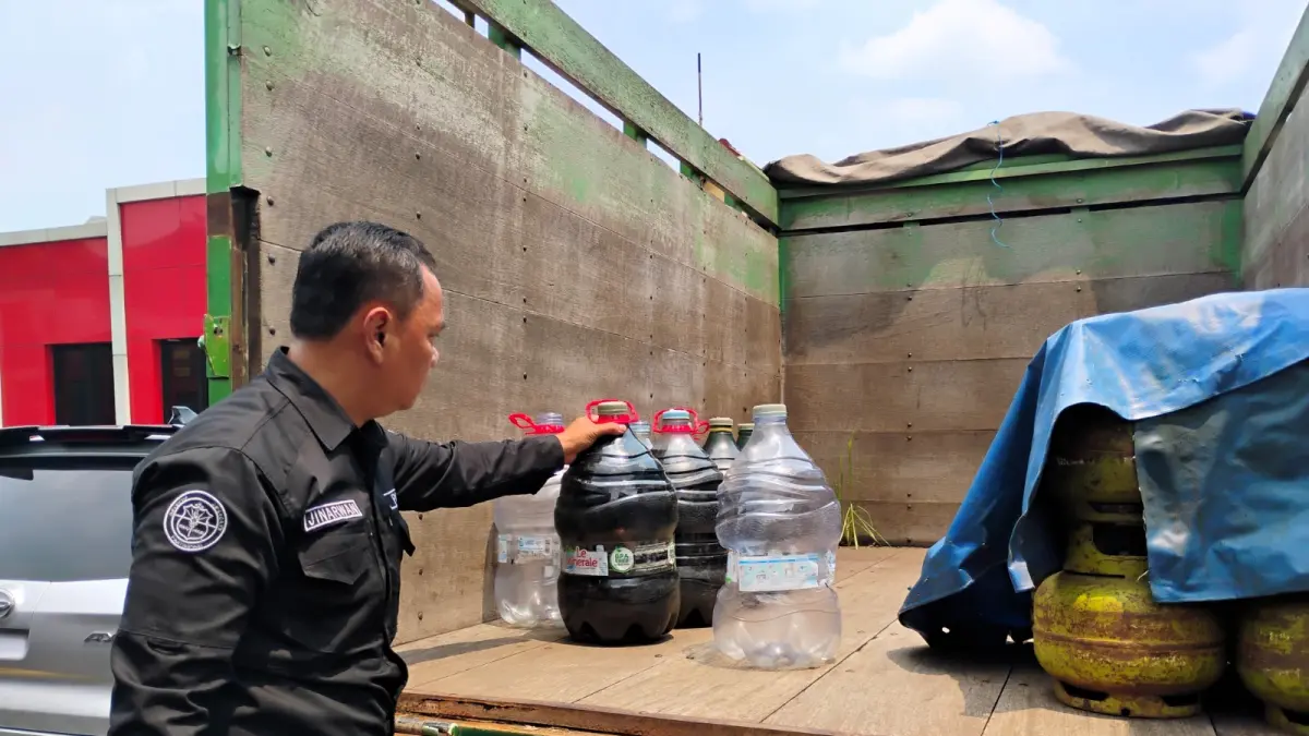 HASIL LANGSIRAN: Barang bukti berupa sejumlah galon berisi BBM jenis pertalite diamankan petugas di Mapolres Mojokerto Kota, beberapa waktu lalu. foto // vad