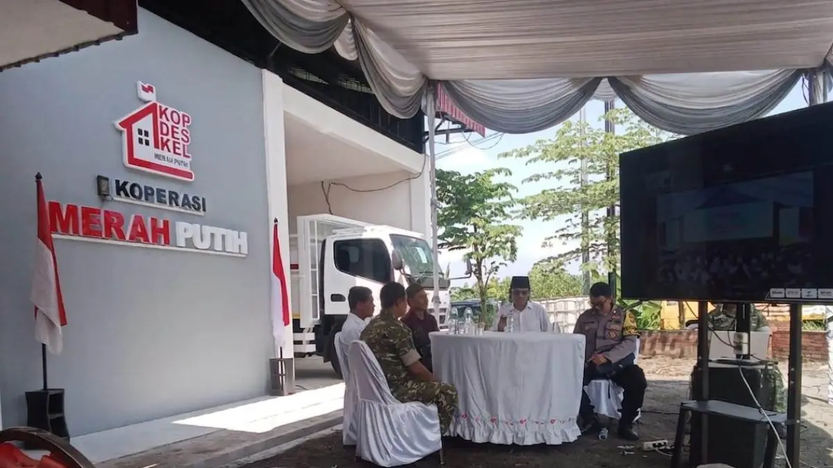 PELUANG EKONOMI BARU: Kepala Desa Lakardowo M. Khusaini bersama BPD, babisa dan bhabinkamtibmas dsaat peluncuran Kopdes Merah Putih, Sabtu (16/5).