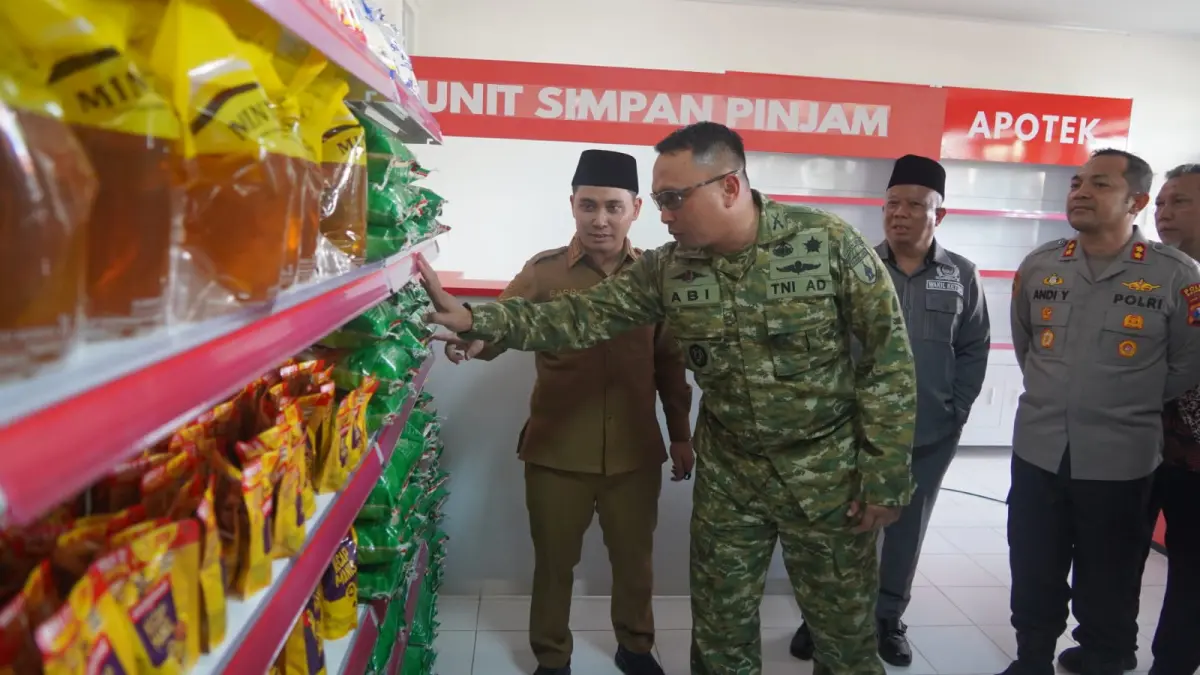 PENGGERAK EKONOMI: Bupati Muhammad Albarraa bersama Dandim 0815/Mojokerto Letkol Inf Abi Swanjoyo dan Kapolres Mojokerto AKBP Andi Yudha Pranata meresmikan Kopdes Merah Putih di Desa Seduri, Kecamatan Mojosari, Sabtu (16/5). Ok-ris