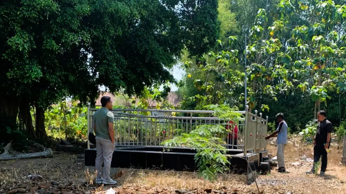 POTENSIAL: Tim arkeolog meninjau lokasi arca kuno yang ditemukan di area makam umum Dusun Mojojejer, Desa Pesanggrahan, Kecamatan Kutorejo, Kabupaten Mojokerto. foto // vad