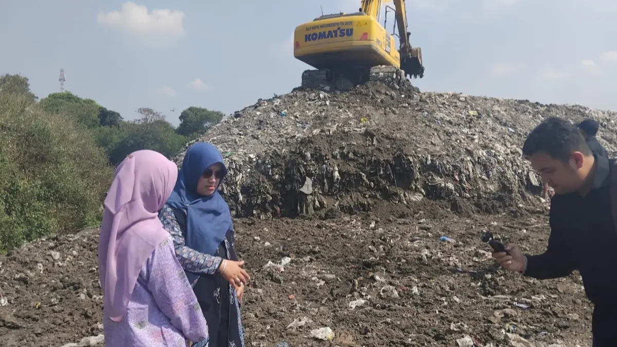 TINJAU LANGSUNG: Anggota Komisi XII DPR RI Meitri Citra Wardani melaksanakan sidak di TPA Randegan, Kelurahan Kedundung, Kecamatan Magersari, Jumat (8/5). (dok Fraksi PKS DPR RI)