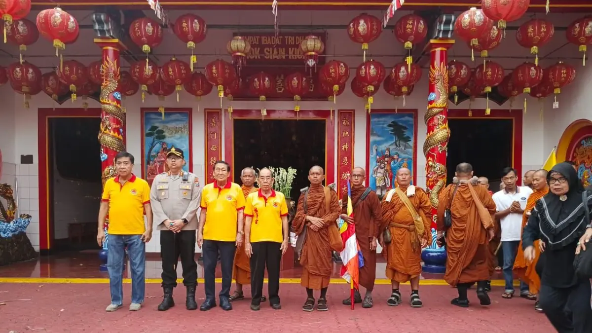 KONDUSIF: Pengurus Klenteng Hok Sian Kiong, Gede Sidharta mendampingi Kapolres Mojokerto Kota AKBP Herdiawan Arifianto bersama rombongan bhikku dari Asia Tenggara saat singgah di TITD Hok Sian Kiong Kota Mojokerto dalam perjalanan menuju Borobudur, Minggu (17/5) pagi. (Sofan JPRM)