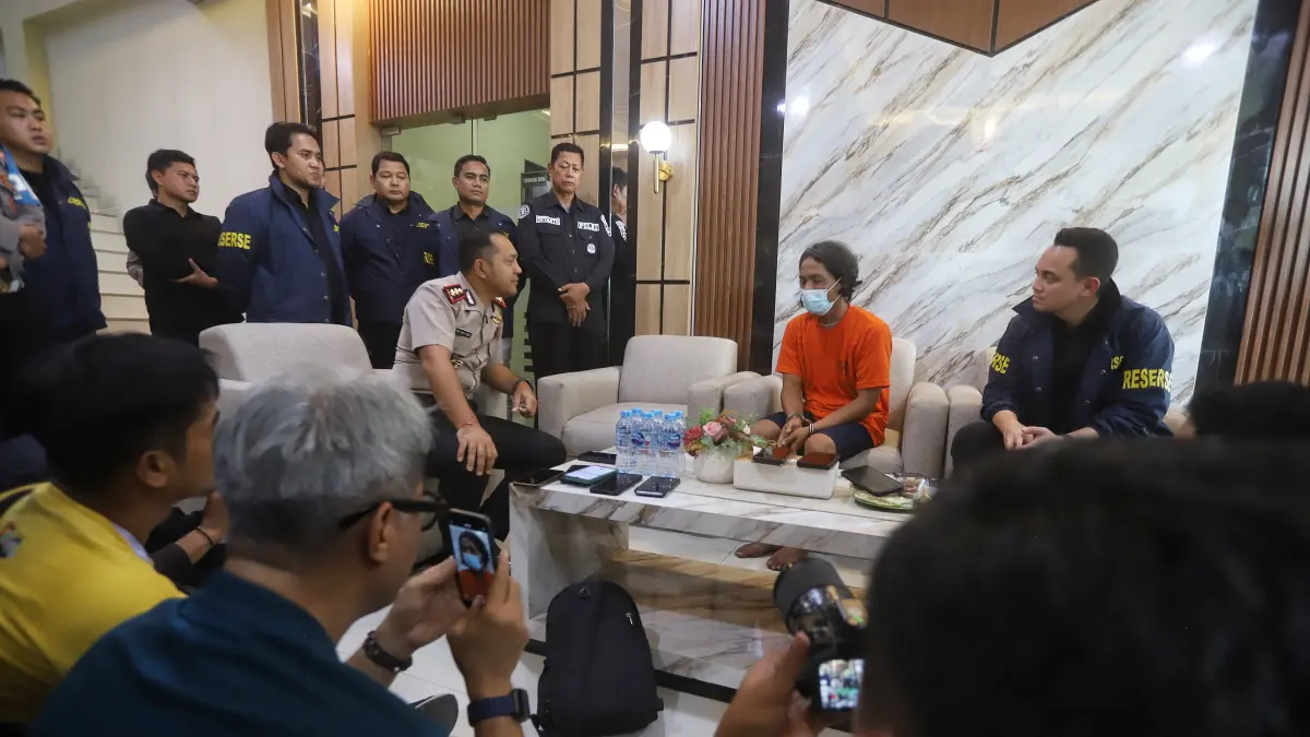 DIDALAMI:&nbsp;Kapolres Mojokerto AKPB Andi Yudha Pranata menunjukkan barang bukti dari ungkap kasus penganiayaan dan pembunuhan yang dilakukan Satuan, di Mapolres Mojokerto, Kamis (7/5). (dok JPRM)