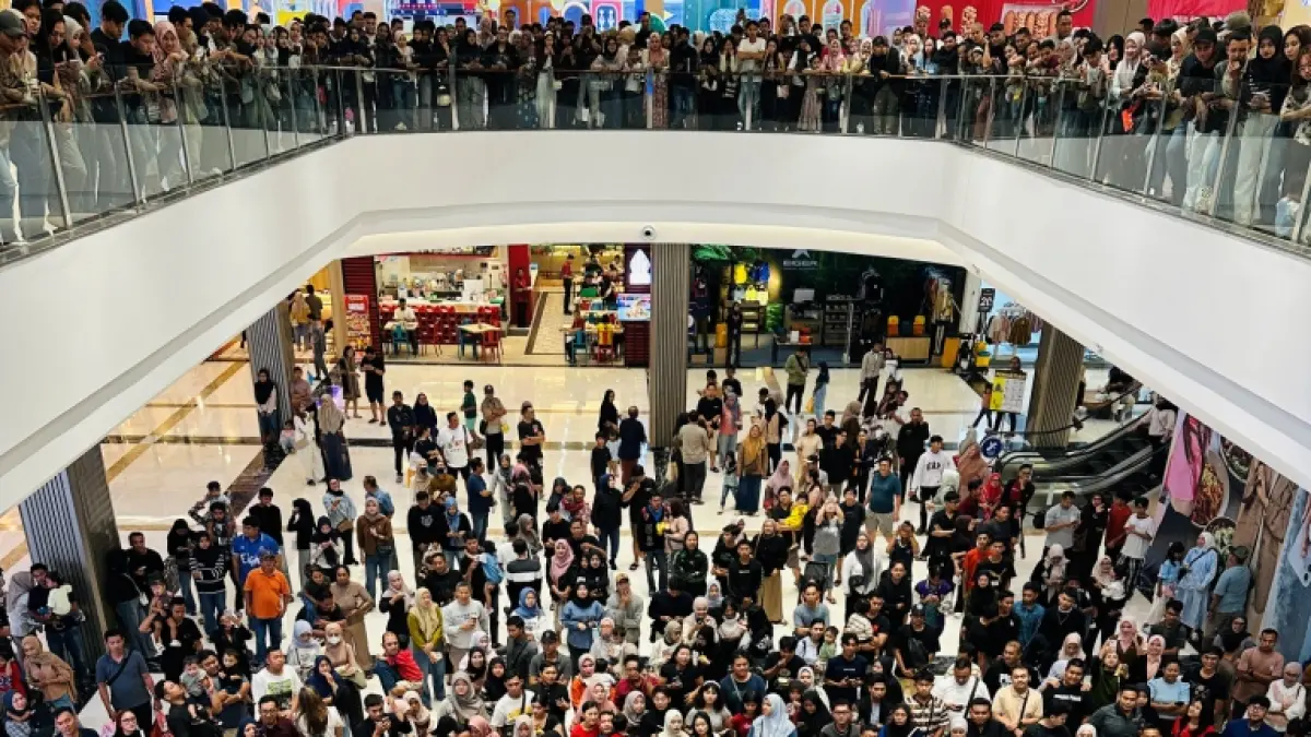 JUMPA FANS: Pengunjung Sunrise Mall Mojokerto antusias melihat penampilan para artis Sekawan Limo 2.