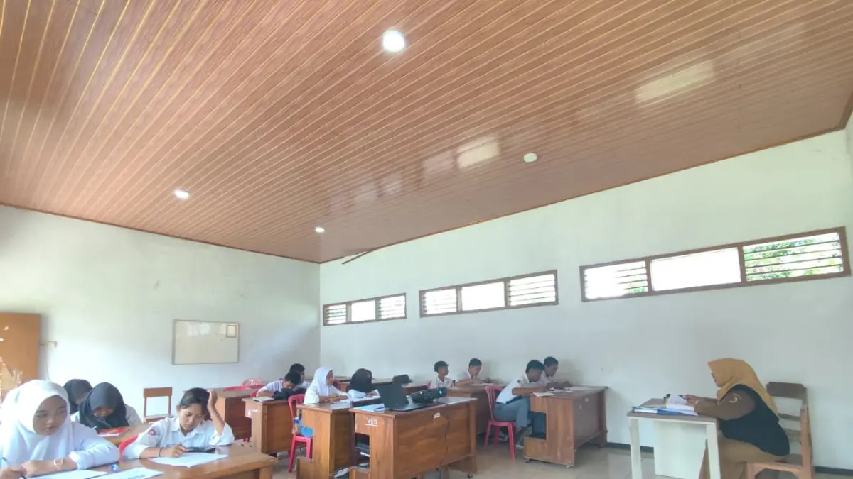 KESETARAAN: Suasana aktivitas belajar mengajar di SKB Gedeg, beberapa waktu lalu. Tahun ini, ada empat siswa disabilitas yang menempuh pendidikan kejar paket di lembaga tersebut. (Indah JPRM)