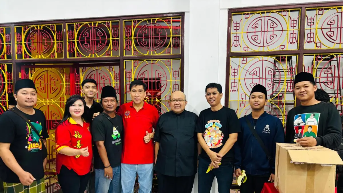 KOLABORASI: Pengurus TITD Hok Sian Kiong Gede Sidharta bersama rombongan Gusdurian Mojokerto usai menyambut Bhikkhu Thudong yang tengah menempuh perjalanan spiritual dari Bali menuju Candi Borobudur, Magelang, Minggu (17/5).