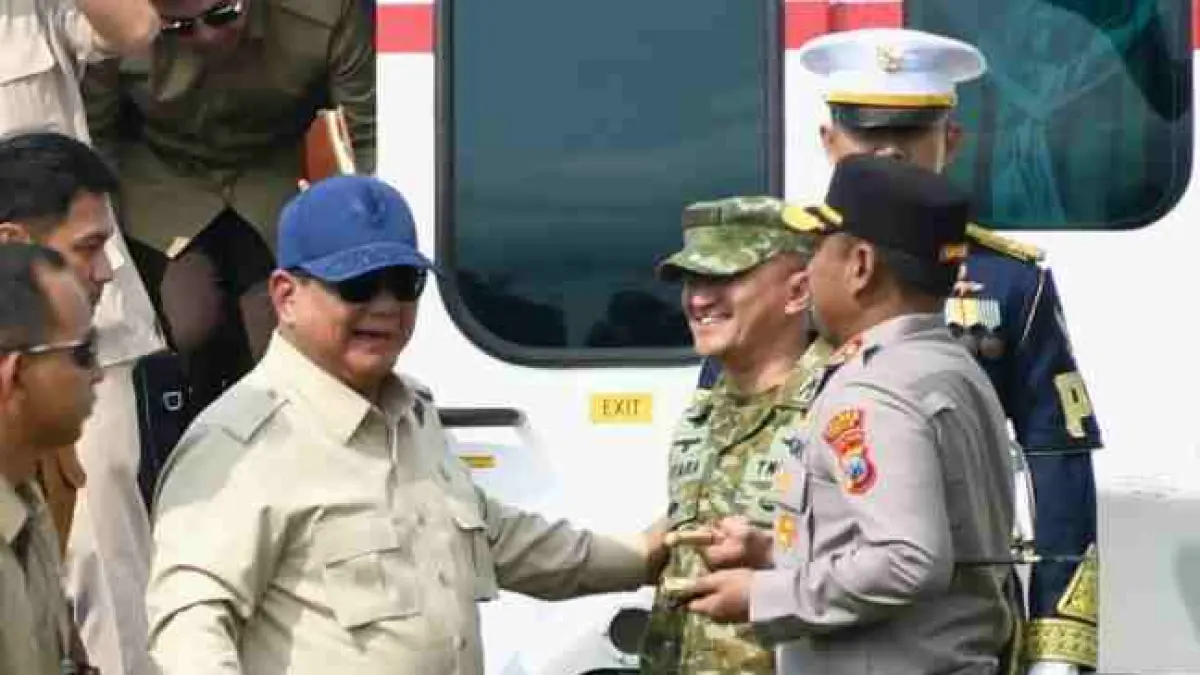 Komandan Korem (Danrem) 082/CPYJ Kolonel Inf Batara S.Hub.Int., M.Hub.Int., menyambut langsung kedatangan Presiden Republik Indonesia di Lapangan Pucangan, Kecamatan Montong, Kabupaten Tuban, Sabtu, (16/5).