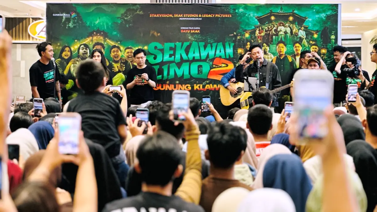 LAGU HITS: Bayu Skak dan pemeran film Sekawan Limo 2 bernyanyi bersama hingga membius pengunjung Sunrise Mall Mojokerto. (Dodik JPRM)
