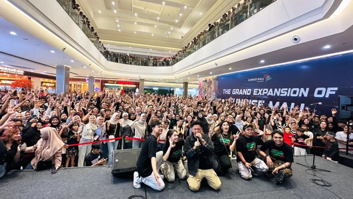 LEBIH DEKAT: Semua pemeran film Sekawan Limo 2 bersama pengunjung Sunrise Mall Mojokerto dan penggemar.