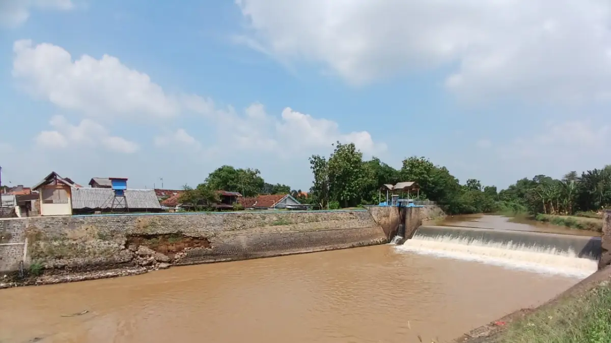 MELUAS: Kondisi tanggul Sungai Brangkal di Lingkungan Sinoman, Kelurahan Miji, Kecamatan Kranggan, Kota Mojokerto, yang ambrol sejak tiga bulan lalu, kemarin (18/5). (Adi JPRM)