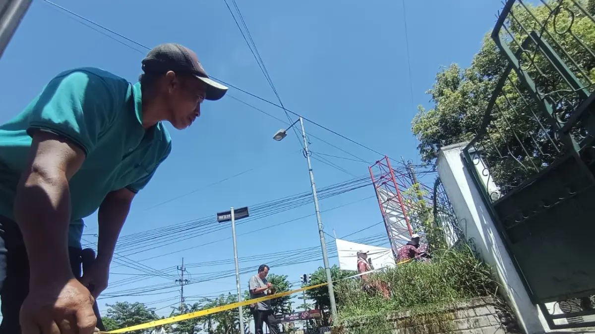 PASTIKAN KESESUAIAN: Petugas ATR/BPN bersama DPRKP2 Kabupaten Mojokerto melakukan pengukuran ulang lahan calon ibu kota di Desa Jotangan, Kacamatan Mojosari. (Rizal JPRM)