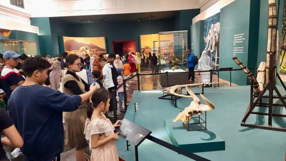 Pengunjung melihat koleksi benda bersejarah di museum sebagai sarana belajar dan mengenal budaya bangsa.