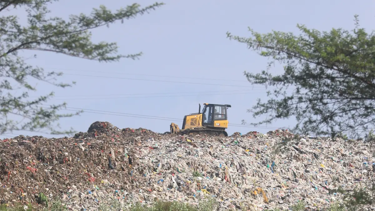 PENUH MASALAH: Gunungan sampah di TPA Randegan, Kelurahan Kedundung, Kecamatan Magersari, Kota Mojokerto. (Sofan JPRM)
