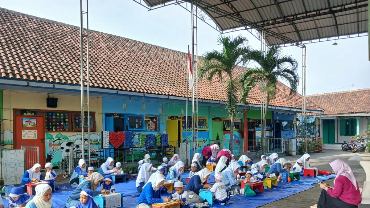 SELEKSI BERJALAN: Lomba mewarnai di tingkat KB Kecamatan Pungging tengah berlangsung, kemarin (18/5).  (Indah JPRM)