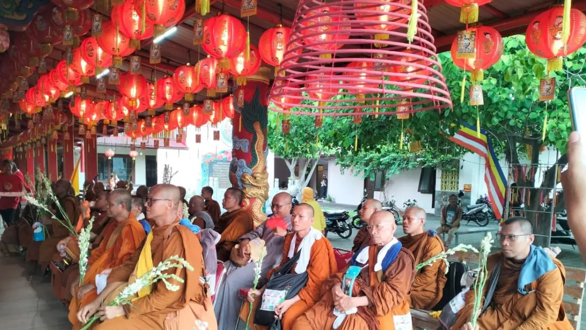SINGGAH DI MAJAPAHIT: 56 Bhikkhu Thudong yang tengah menempuh perjalanan spiritual dari Bali menuju Candi Borobudur, Magelang singgah di TITD Hok Sian Kiong Kota Mojokerto, Minggu (17/5). 
