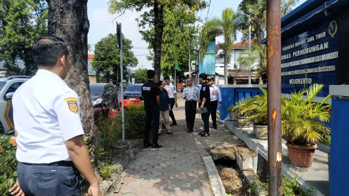TAK DISERIUSI:&nbsp;Petugas dishub gabungan melakukan survei jalur angkutan perintis DAMRI pada Juni 2024. Hingga kini rencana pembukaan rute Mojokerto -Lamongan tersebut tak kunjung terealisasi. (dok JPRM)