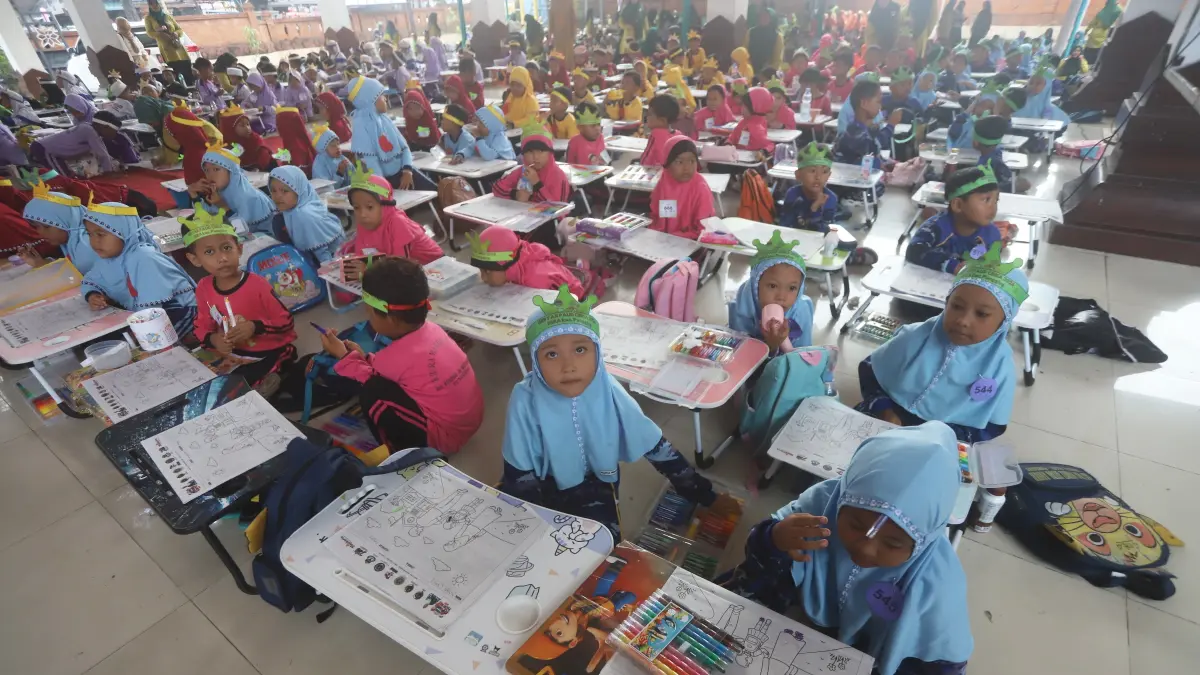 ANAK HEBAT: Ratusan siswa RA di Kecamatan Pungging mengikuti lomba mewarnai dengan diiringi penampilan fashion show menggunakan media berbahan koran di Pendapa Kecamatan Pungging, kemarin (19/5). (Sofan JPRM)