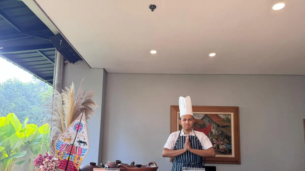 BREAKFAST ANDALAN:&nbsp;Sous Chef Aston Mojokerto Teuku Agam Yansa Karaeng menyajikan menu lontong kupang yang menjadi sajian khas Jawa Timur yang kaya cita rasa dan telah menjadi favorit para tamu. (Dori JPRM)