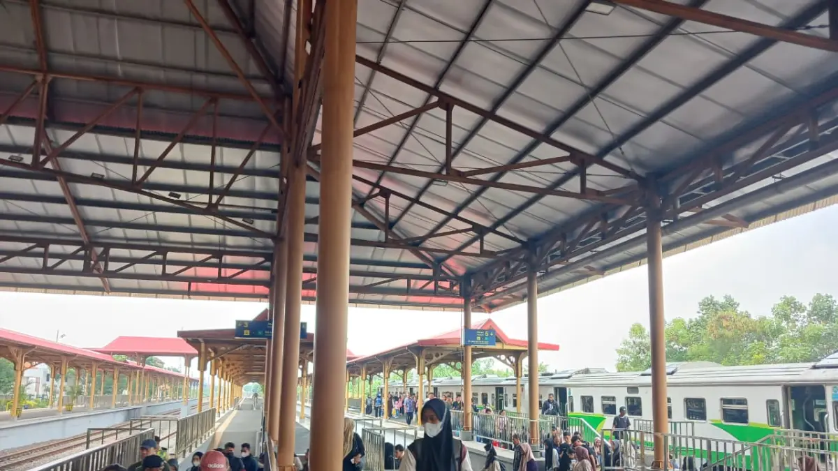 DIANDALKAN: Penumpang kereta api (KA) di Stasiun Mojokerto melonjak selama libur panjang peringatan Kenaikan Yesus Kristus pekan lalu. (Adi JPRM)