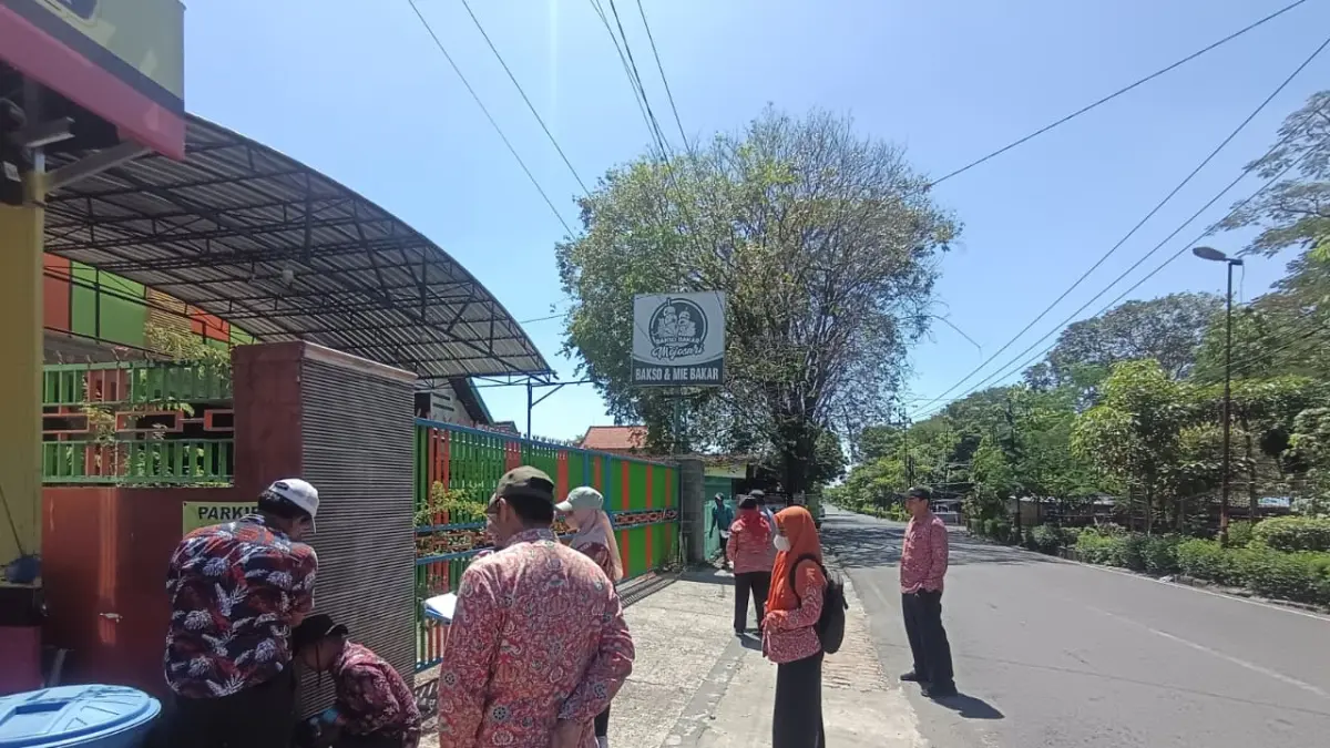 DIPROSES: DPRKP2 Kabupaten Mojokerto bersama tim gabungan saat melakukan pengukuran ulang di lahan yang bakal dijadikan sebagai pusat pemerintahan baru di Desa Jotangan, Kacamatan Mojosari. (Rizal JPRM)