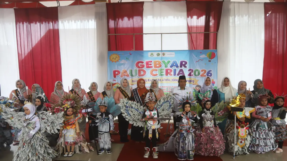 KOLABORASI: Panitia Gebyar PAUD Ceria 2026 Bersama Ning Hanna dan peserta lomba fashion show usai pelaksanaan lomba di Pendapa Kecamatan Pungging, kemarin (19/5). Peserta yang dinyatakan juara berhak lolos melaju babak grand final di tingkat kabupaten. (Sofan JPRM)