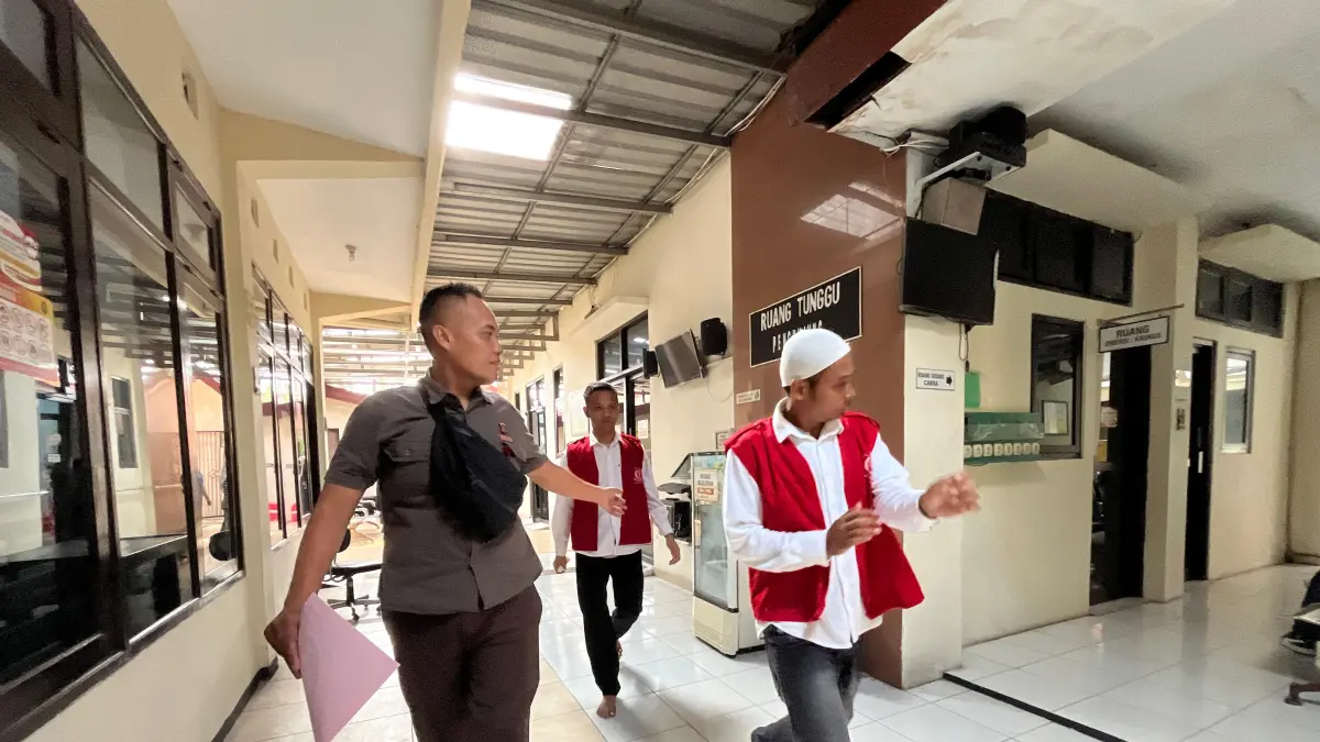 HUKUMAN BERAT: Terdakwa Muhammad Hasan dan Ali Fathoni Hamzah, dua kurir sabu usai menjalani sidang putusan di Pengadilan Negeri Mojokerto, Selasa (18/5). (Farisma JPRM)
