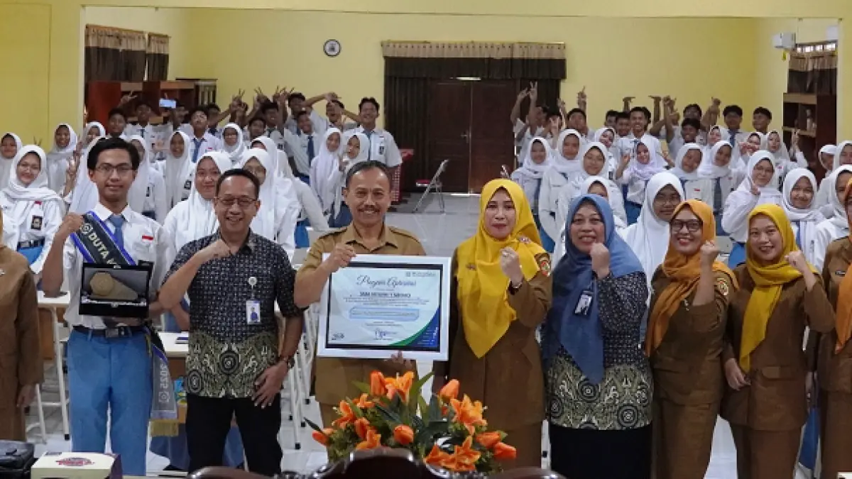 Kepala BPJS Kesehatan Cabang Mojokerto, Titus Sri Hardianto bersama SMAN 1 Sooko selepas skrining riwayat kesehatan di sebagai upaya meningkatkan kesadaran masyarakat khususnya generasi muda akan pentingnya memantau kondisi kesehatan sejak dini. 
