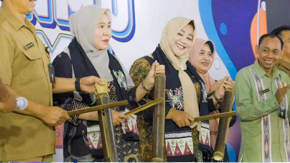 SIMBOLIS: Kacabdindik Jawa Timur Wilayah Kabupaten dan Kota Mojokerto Pinky Hidayati bersama perwakilan dari tim Muspen memukul kentongan menandai dibukanya MGTS 2026 di SMAN 2 Mojokerto, kemarin  (19/5). (Indah JPRM)