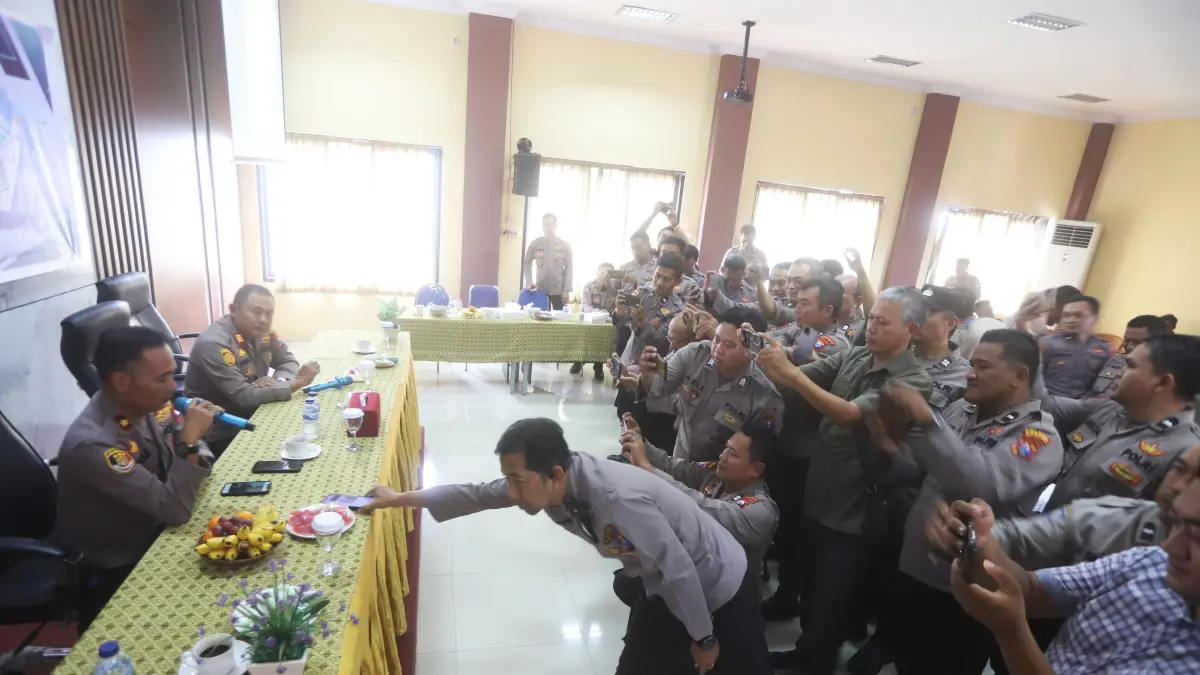 TINGKATKAN KOMPETENSI: Peserta mengikuti praktik pers rilis dan menulis dalam coaching clinic yang digelar Polres Mojokerto di aula kantor Kecamatan Trowulan, Kabupaten Mojokerto, kemarin (19/5). (Sofan JPRM)