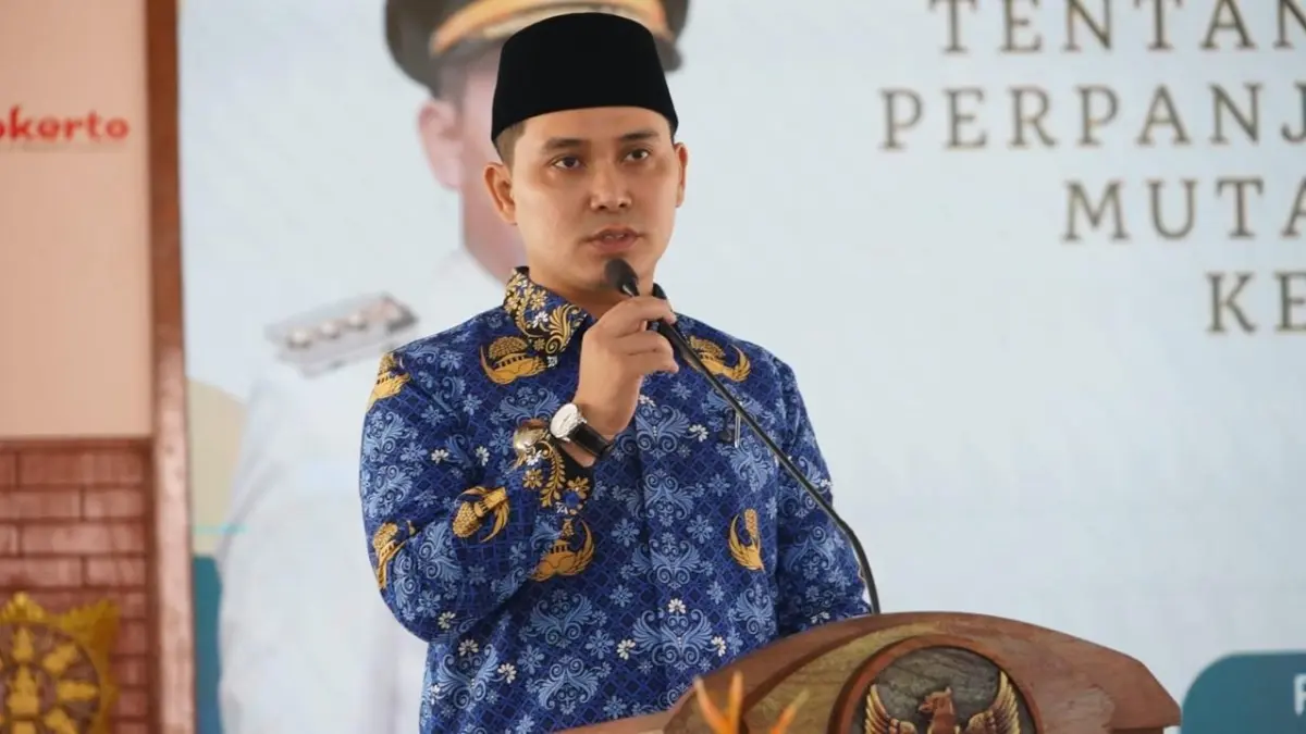 BERI ARAHAN:&nbsp;Bupati Mojokerto Muhammad Albarraa memberikan arahan dalam pengukuhan kepala sekolah di Pendapa Graha Majatama, Pemkab Mojokerto, kemarin (20/5). (Dori JPRM)